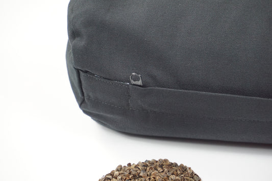 Yogabolster/cylinder En cylinderformad kudde som passar bra som positionsstöd för terapeuter, nackstöd eller stöd för kroppen vid yin- och återhämtnings yoga (restorative). Fyllning: Boveteskal Fodral: 100% eko-bomull Mått: 16 x 50 cm / Ytterkudde med dragkedja och innerkudde med dragskoöppning. Tvätta fodral i 40 grader i maskin. Torka gärna hängande och stryk med varmt järn. Skalen kan tvättas uppdelat i tre-dubbla tvättpåsar som träs på varandra, använd ej tvättmedel.